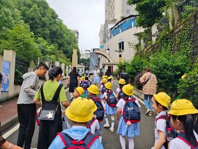 “走近小学 走进移小”记青少年宫蒙童园参观小学活动。